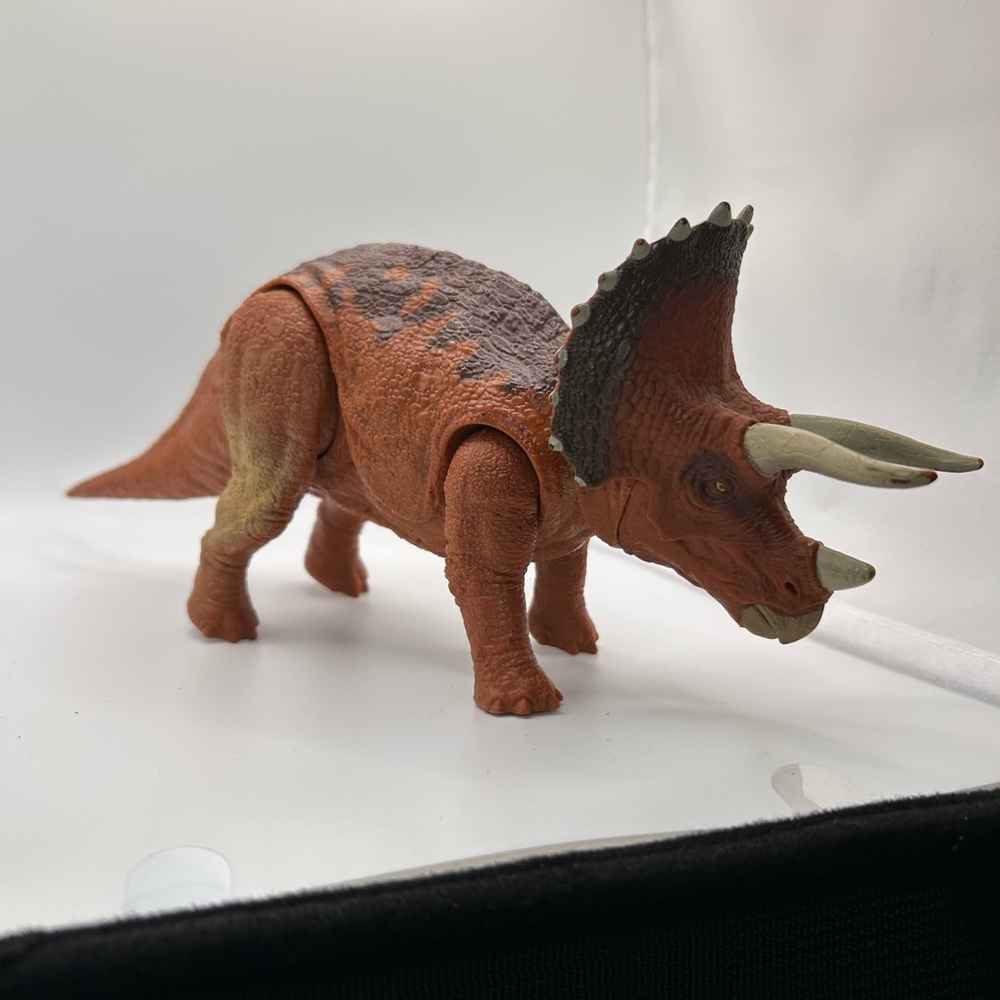 2017 Mattel Jurassic World Roarivores Triceratops 12” Dinosaur Action figure toy